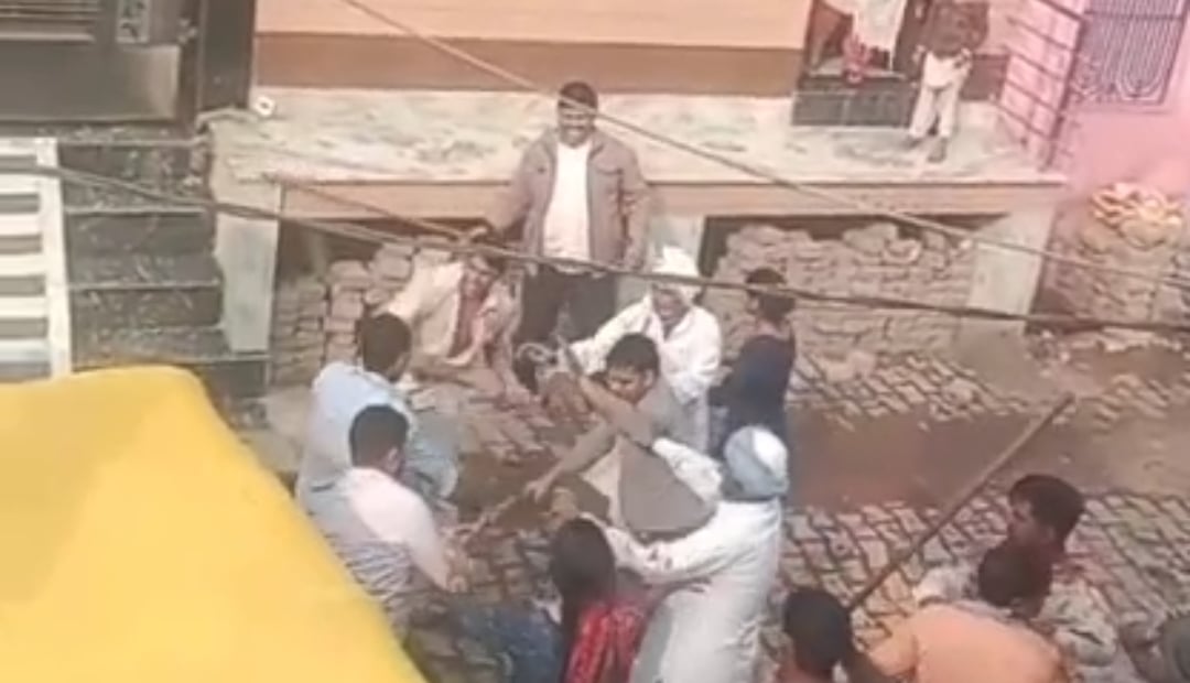 UP News: In Agra, sticks were used for three feet path, video of bloody conflict went viral