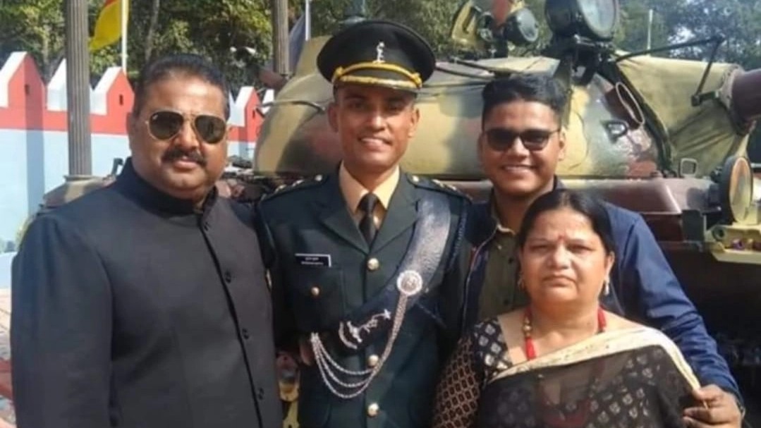 UP News: Parents became unconscious after hearing the news of martyrdom of Captain Shubham Gupta, crowd gathered at home.
