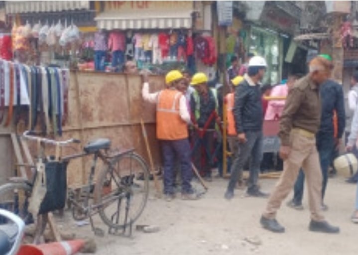 Uproar over removal of barricading in Bareilly, City Magistrate calmed it down, know when will the vehicles run