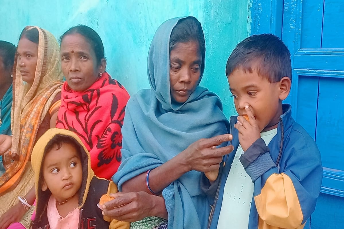 Uttarkashi Tunnel Rescue: After receiving the good news, the faces of the family members of the three laborers of Ranchi brightened up, sweets were distributed.