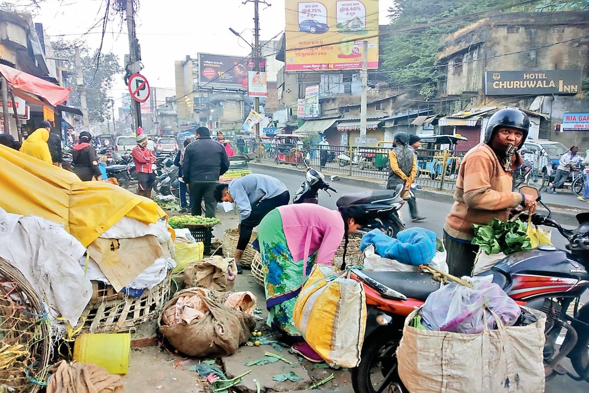 Arbitrariness: Market is held on the road in front of Ranchi Daily Market, people troubled by traffic jam