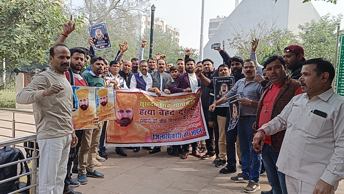 Protest in Agra against the murder of Sukhdev Singh Gogamedi, demand to arrest Ashok Gehlot-DGP