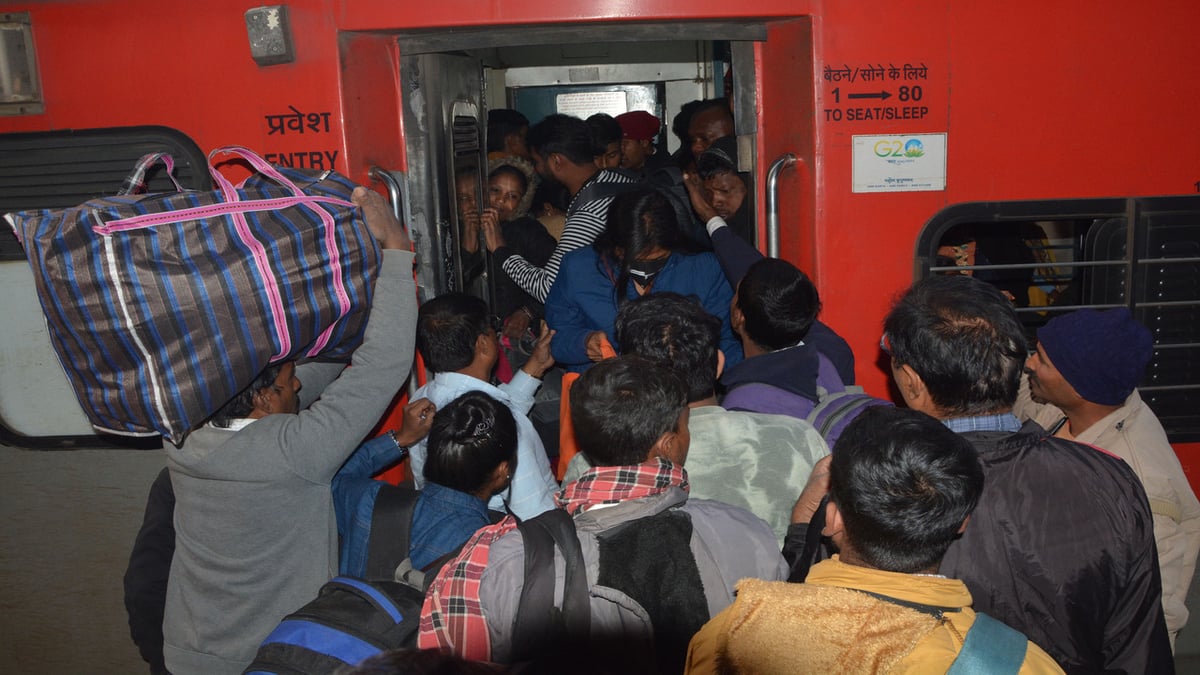 PHOTOS: See the crowd in the train going from Patna to Delhi, it was difficult to reach the seat even after pushing and shoving.