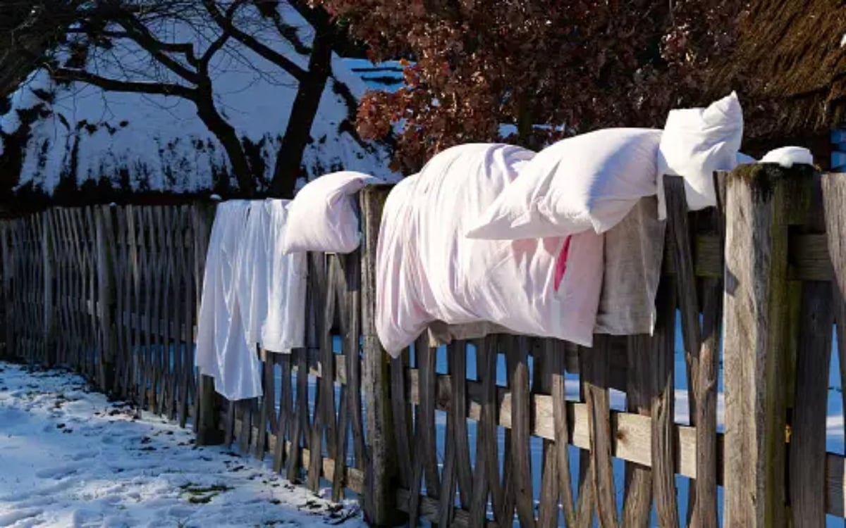 Blankets and quilts can be cleaned even without washing, try some easy solutions