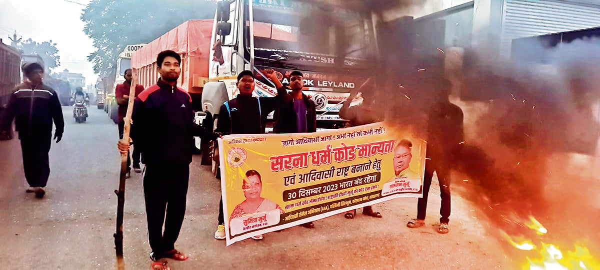 Bandh supporters took to the streets with banners and posters in Chaibasa, protesters gathered on the railway line, 20 detained