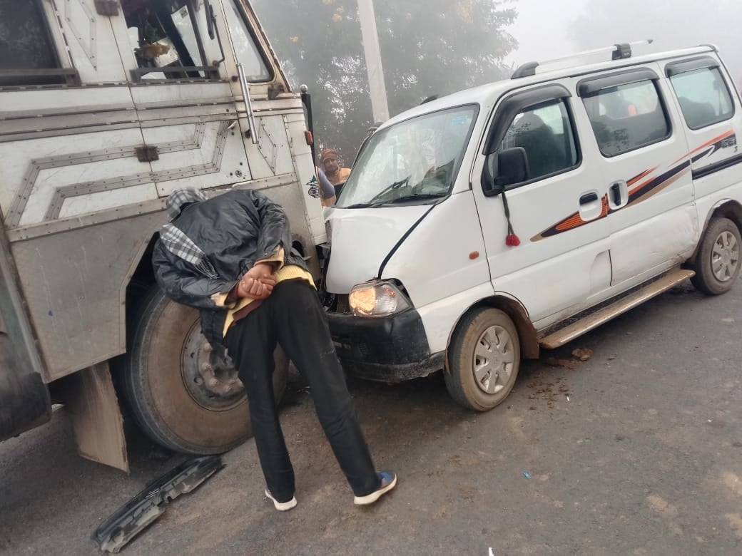 A dozen children injured when school van overturns in Hazaribagh, driver dies