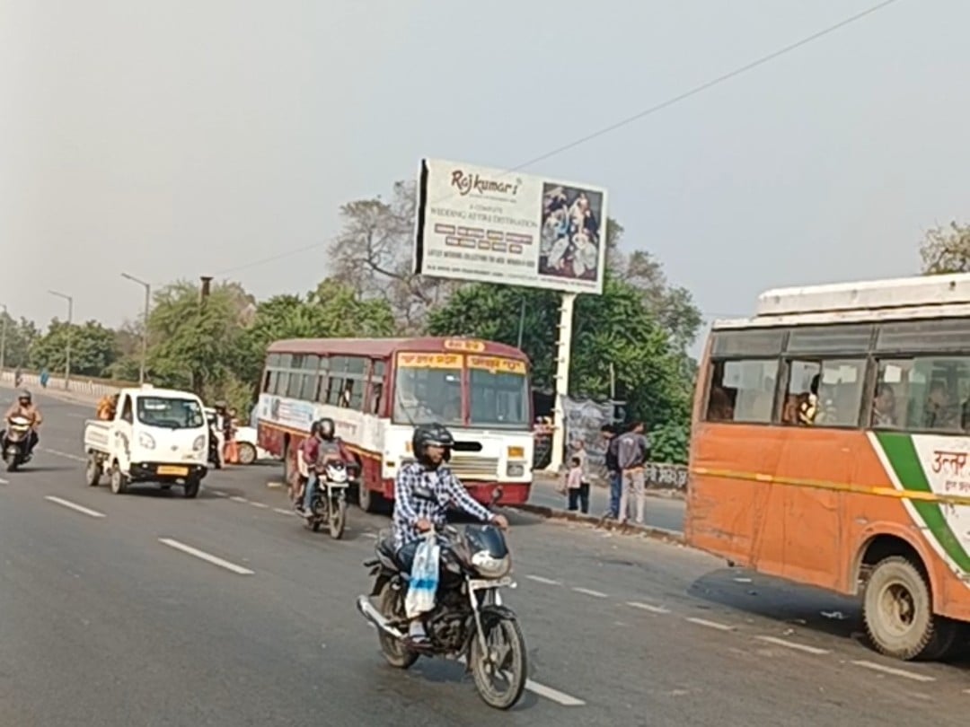 Agra: Illegal parking of buses on the highway became accident spot, administration became helpless.