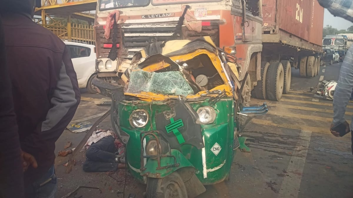 Agra News: Auto stuck between two trucks, 6 died in the accident, people kept making videos from phones