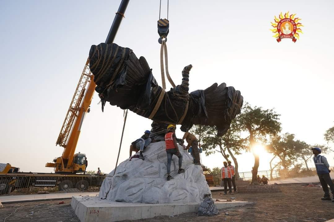 Ayodhya: Jatayu's statue installed on Kuber Tila, Ramlala's idol will be installed in the sanctum sanctorum on January 20.