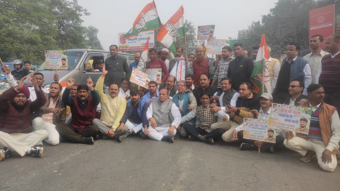 Bareilly: Congress took to the streets to protest against rising inflation, accused BJP of making false promises in election states.
