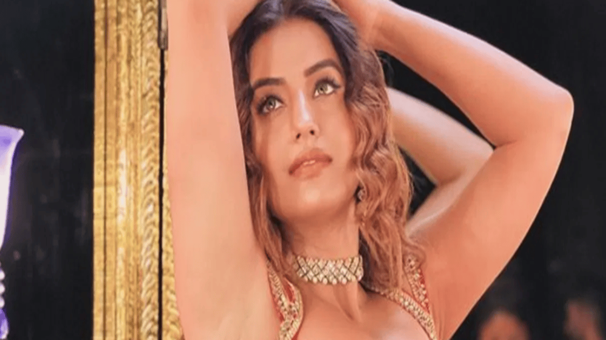 Bhojpuri Song: Akshara Singh's new song 'Ghunghru' created a stir on social media, the actress danced fiercely.