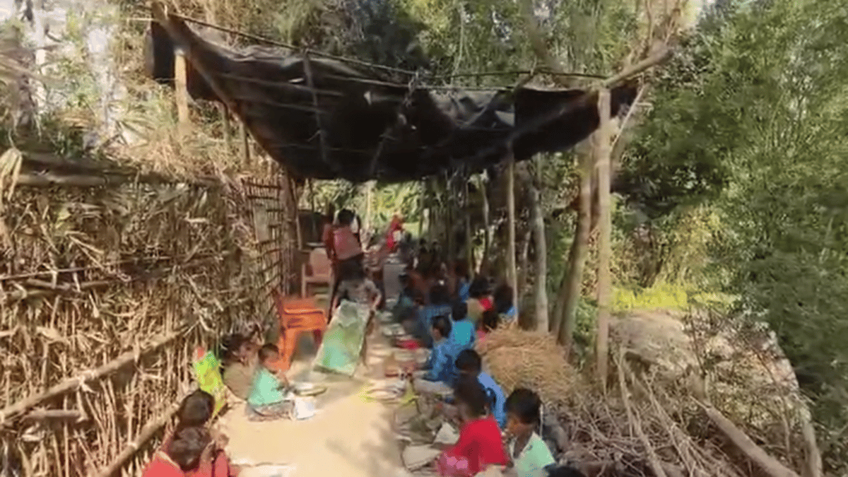 Bihar: In this school of Darbhanga, children study by putting polythene in them, studies take place on the side of the road, know the reason