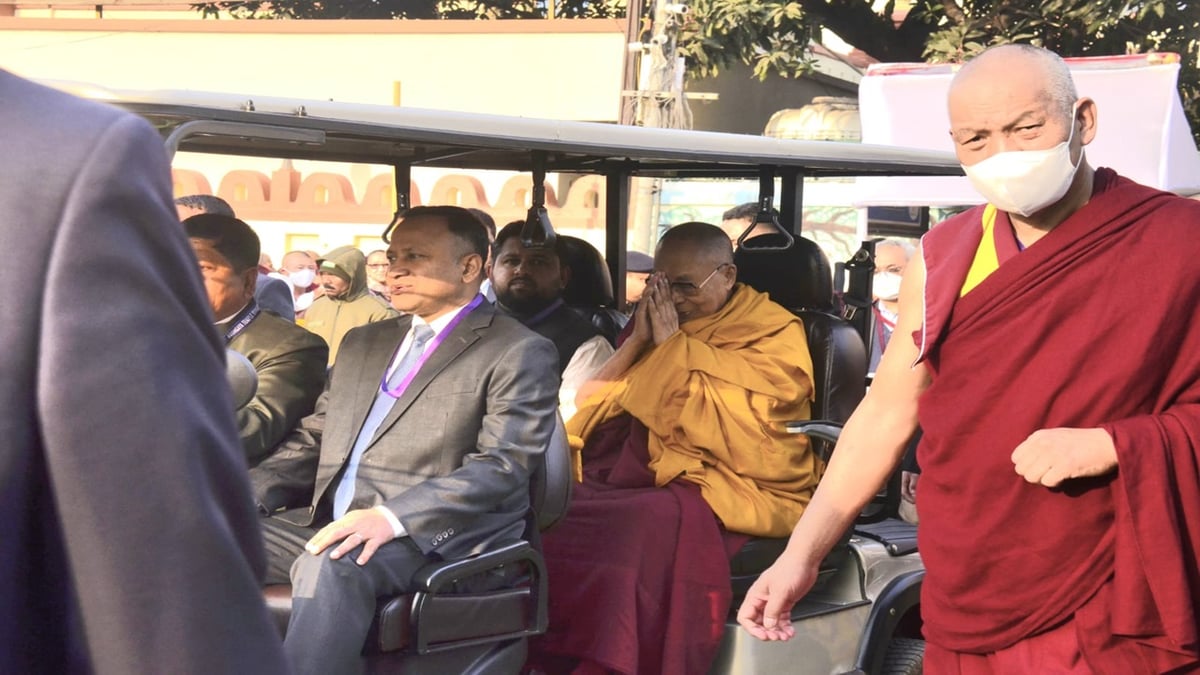 Bihar: Religious leader Dalai Lama reached Mahabodhi temple, offered special worship under the Bodhi tree.
