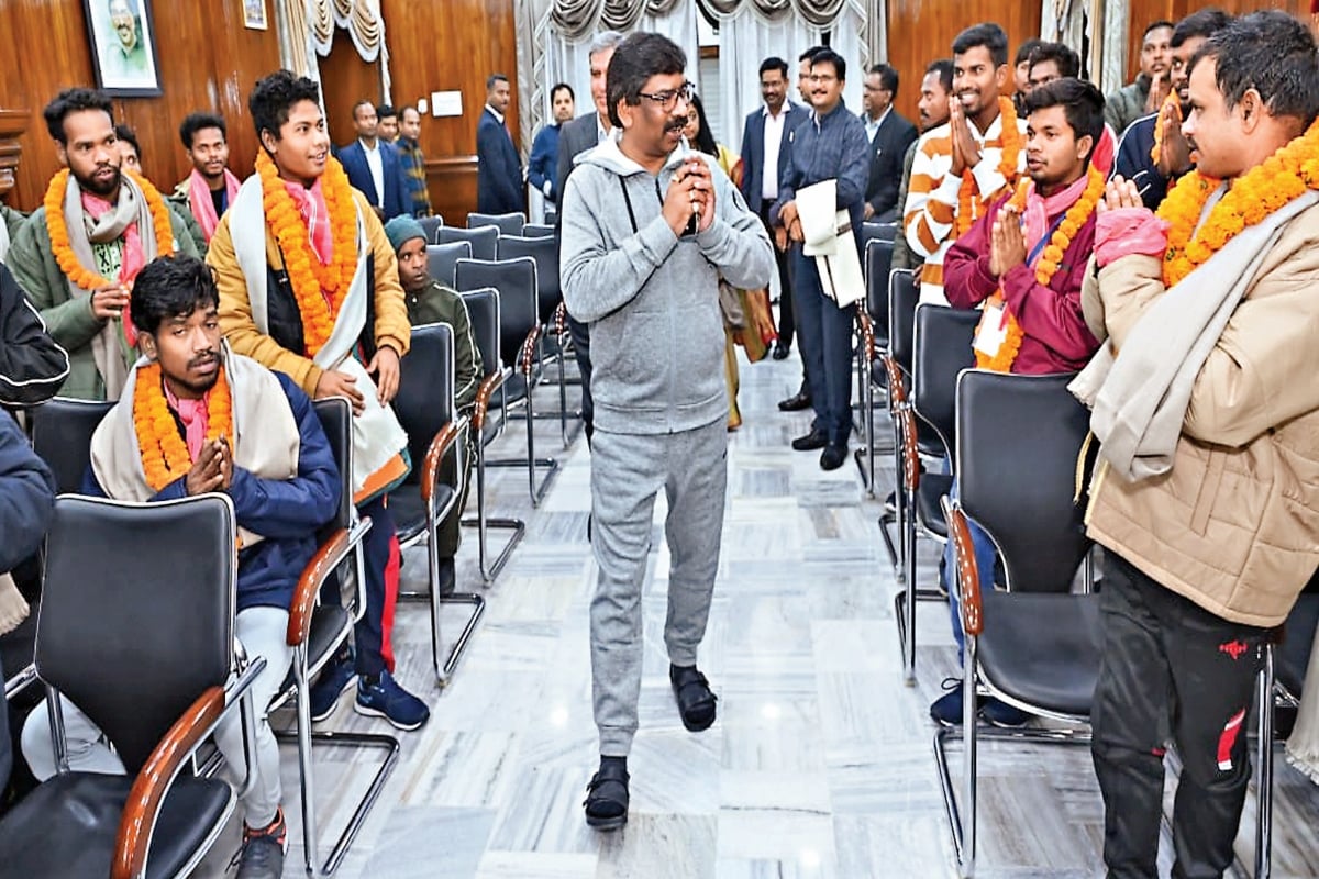CM meets workers returned from Uttarakhand to Jharkhand, orders to connect everyone with employment and gift of schemes worth Rs 1.11 crore