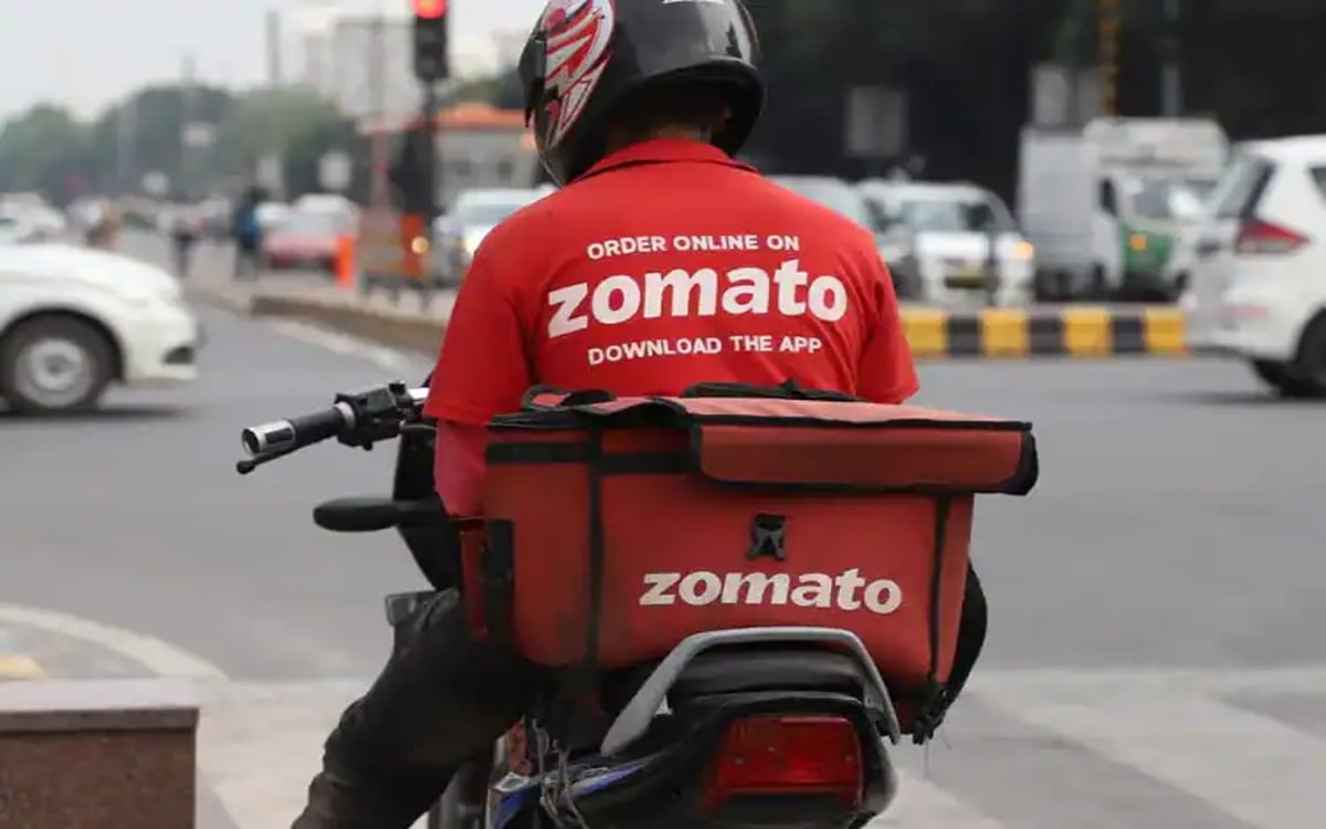 Do you also order food from Swiggy-Zomato, be careful... cockroaches are coming out in the food!