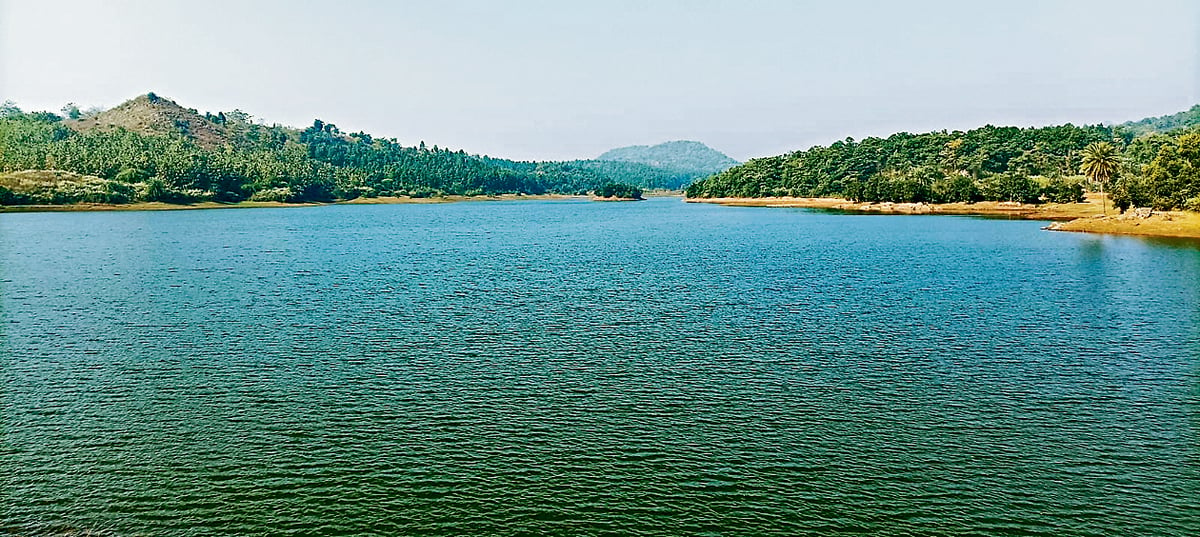 Dumka: Digalpahari Dam is attracting tourists in winter season.