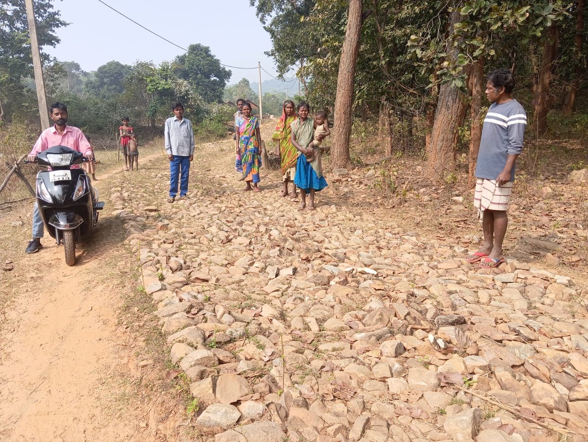 East Singhbhum: Even after three years there is no road, sick and pregnant women are being carried on cots