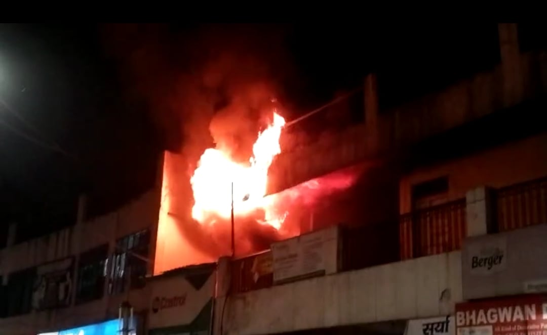 Fire broke out in Agra auto parts shop, this is how the fire brigade brought the fire under control.