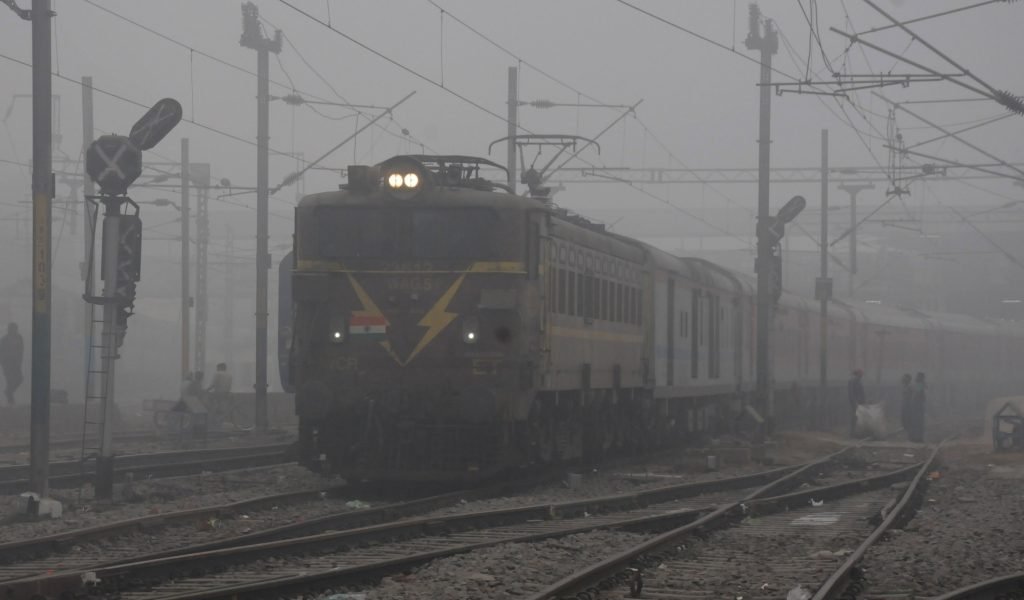 Fog put brakes on speed, flights to Deoghar and Chennai cancelled, know the condition of trains...