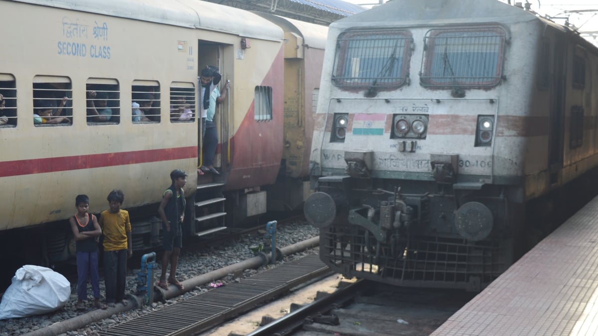 In Bihar, a train ran over a woman and two children, after 'touching death' everyone returned safely.