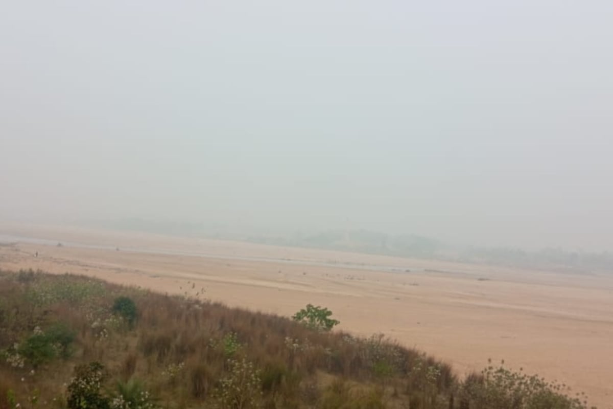 Jamtara: The flat ground on the banks of Ajay river is attracting people for picnic.