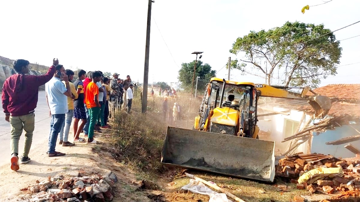 Jharkhand: Administration started bulldozer on house and shop in Gorhar