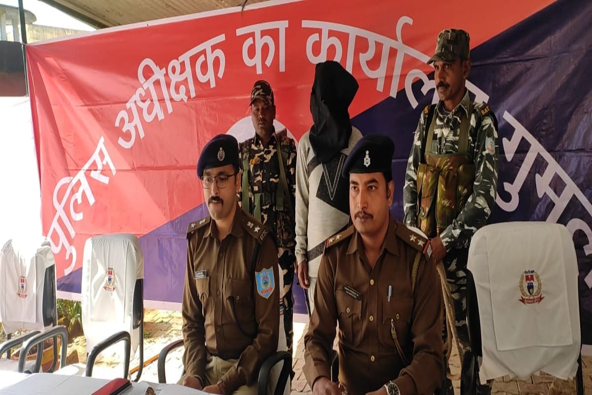 Jharkhand: Parvez Alam, an active member of CPI Maoist, who was supplying explosives to Naxalites and collecting levy, arrested.