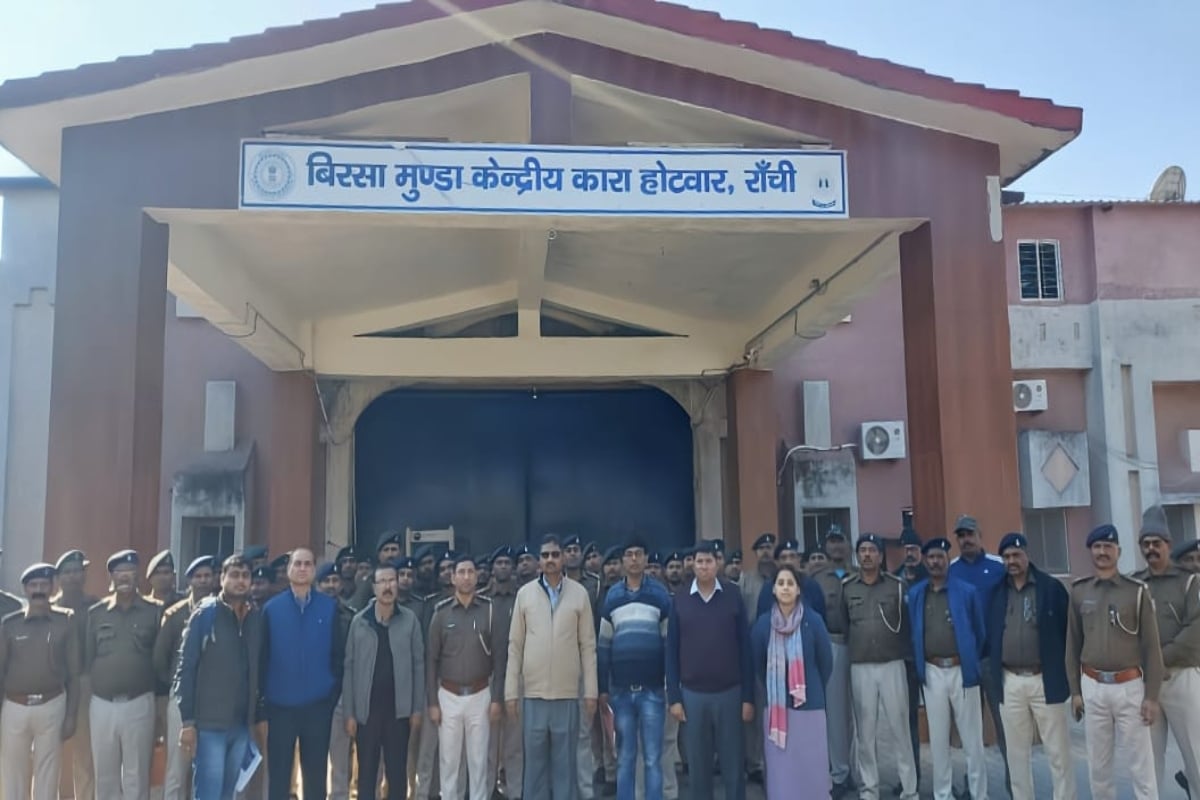 Jharkhand: Surprise inspection of Birsa Munda Central Jail, quality of wards and food checked, statements of 200 prisoners recorded.