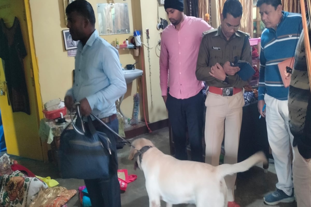 Jharkhand: Theft of gold and silver jewelery and cash worth more than Rs 10 lakh, police engaged in investigation.