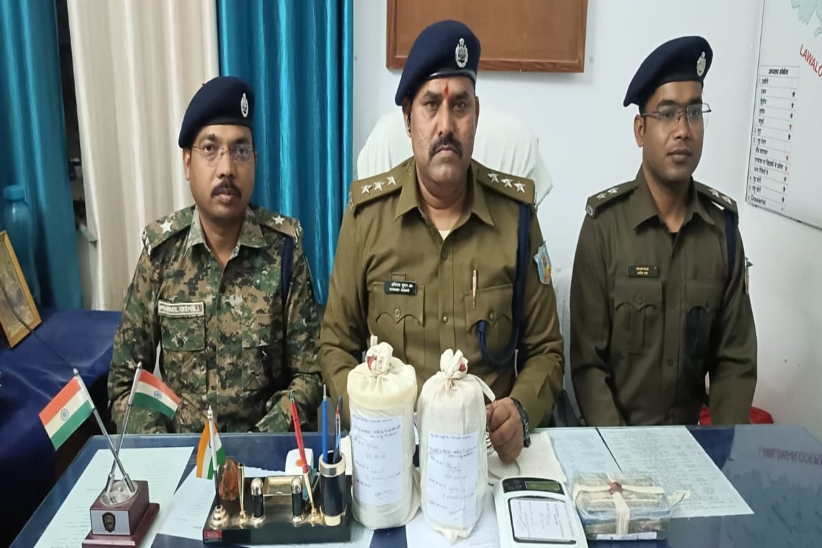 Jharkhand: Three smugglers arrested with opium worth Rs 3 lakh, XUV-300 and cash Rs 92 thousand seized.