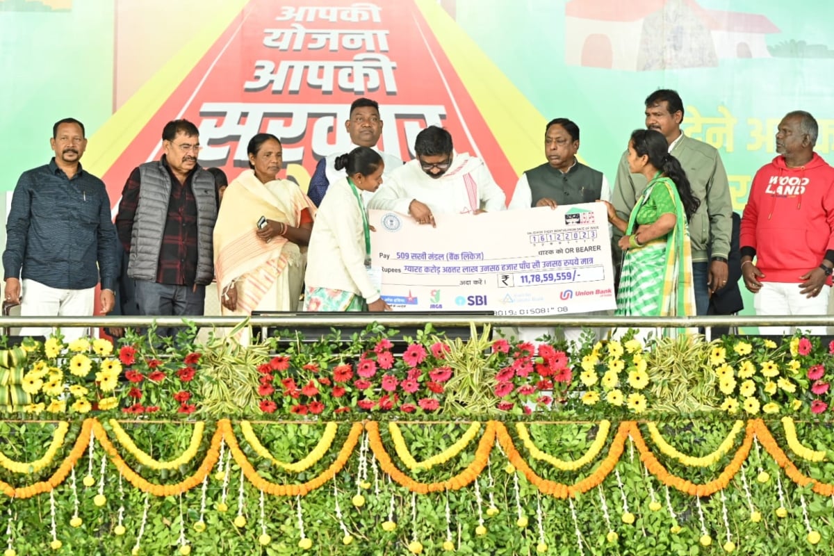 Jharkhand: Will not rely on banks for financial help in higher education, CM Hemant Soren said in public meeting