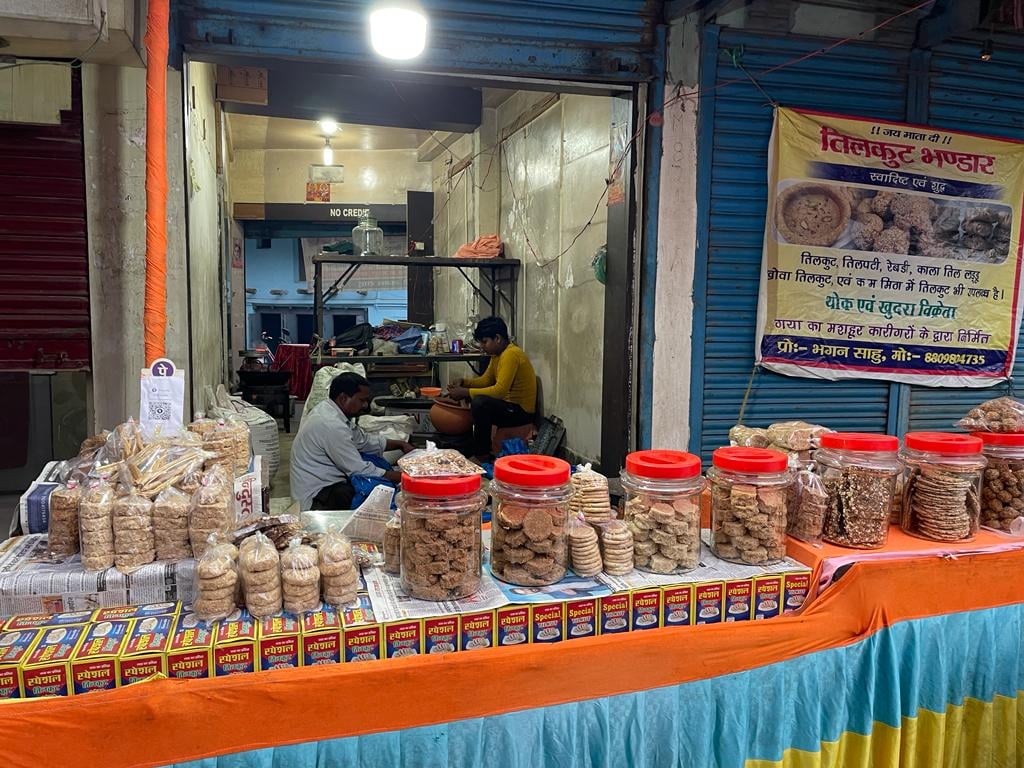 Lohardaga: Fragrance of sesame seeds has started spreading in the markets, artisans are busy preparing for Makar Sankranti, shops decorated with tilkoot