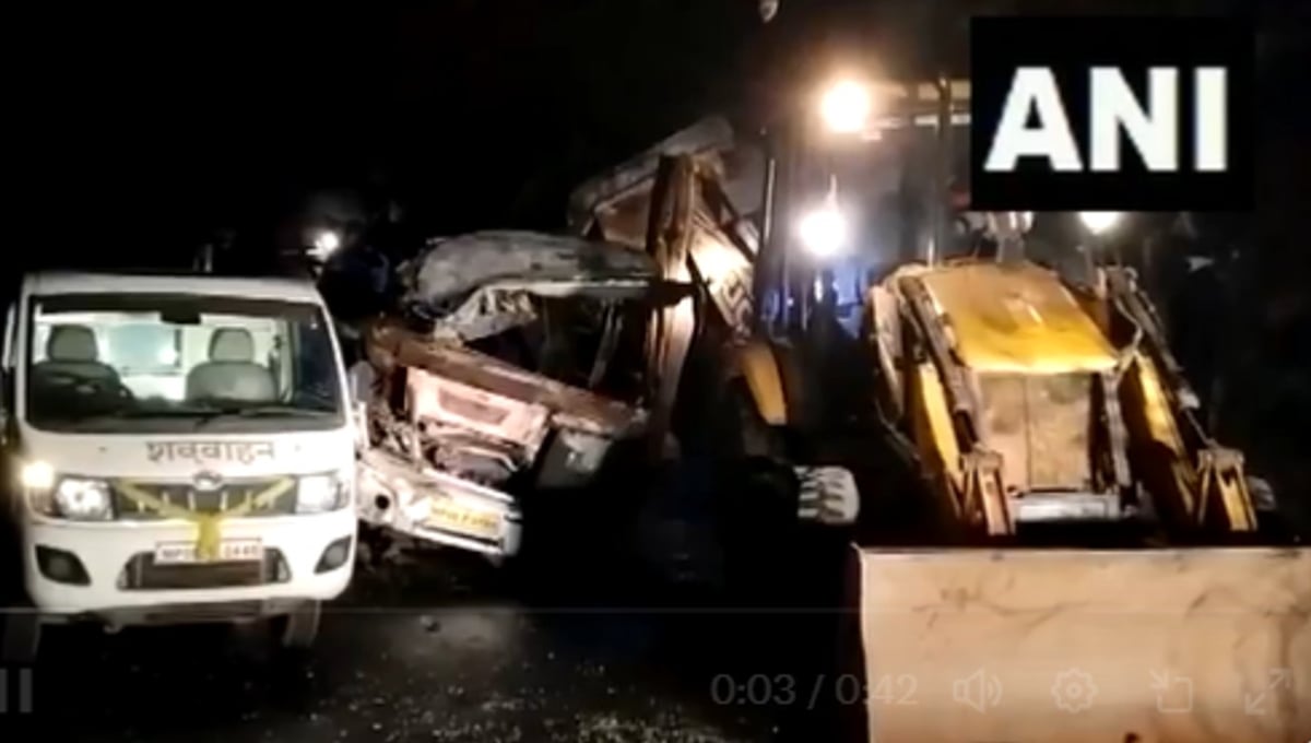 Madhya Pradesh: Horrific accident in Guna, bus collides with dumper, fire breaks out, 13 dead