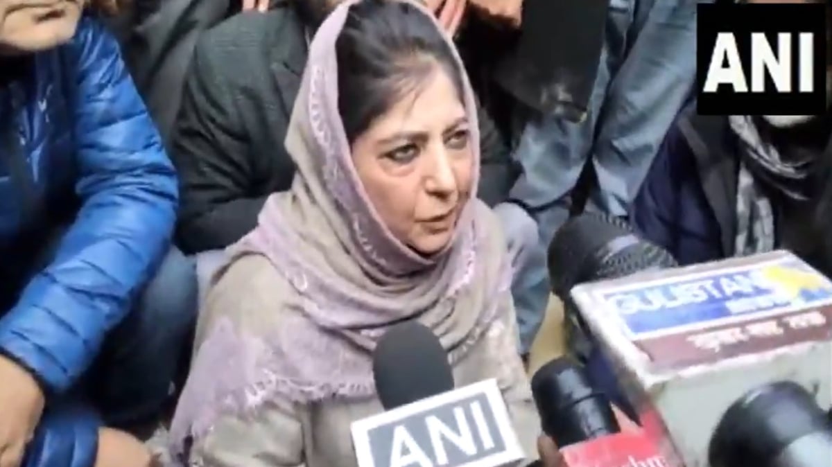 Mehbooba Mufti, who was going to meet the families of those killed in Poonch, was stopped by the police, sat on strike
