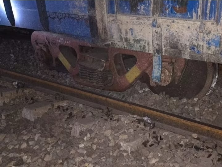 Movement of trains deteriorated due to derailment of goods train in Rampur, Delhi-Lucknow route affected, tickets had to be cancelled.