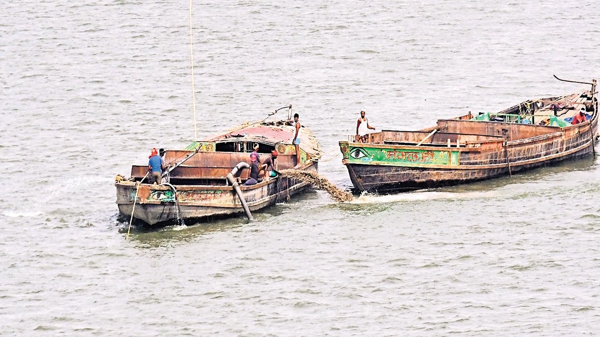 Patna police raid on illegal sand mining, 40 boats seized, 20 arrested