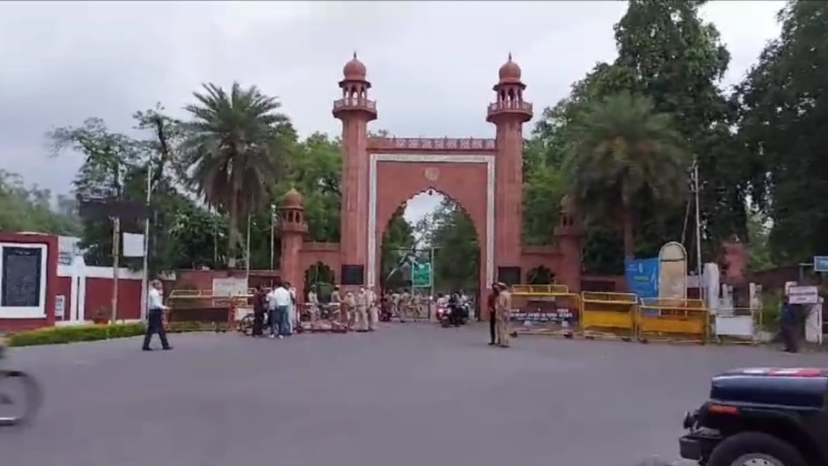 Police put a reward of Rs 15,000 on the accused who opened fire in AMU, used to spoil the atmosphere of the campus.
