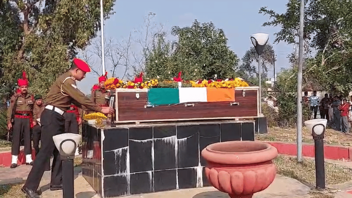 Poonch Attack: Martyr Chandan Kumar's mortal remains reached Bihar, army officers saluted at Gaya airport