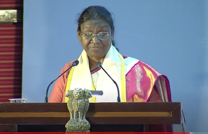 President Draupadi Murmu gave medals to the meritorious students in IIT Lucknow, said- give importance to emotional intelligence also.