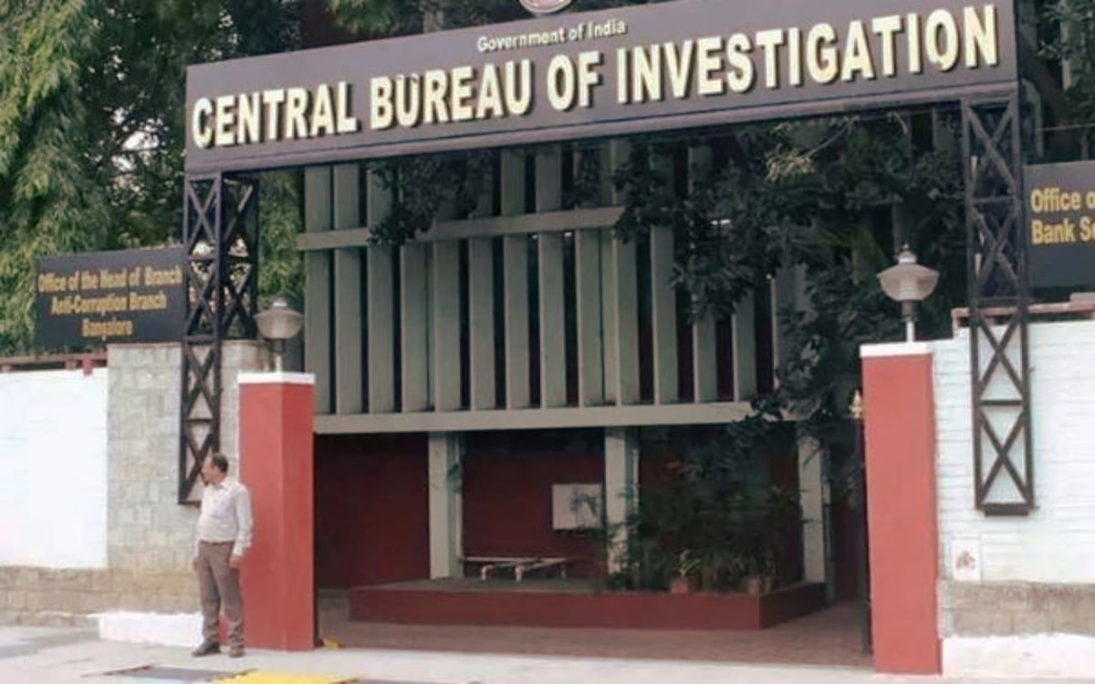 Sahibganj: CBI team left with land documents from Pankaj Mishra's house.