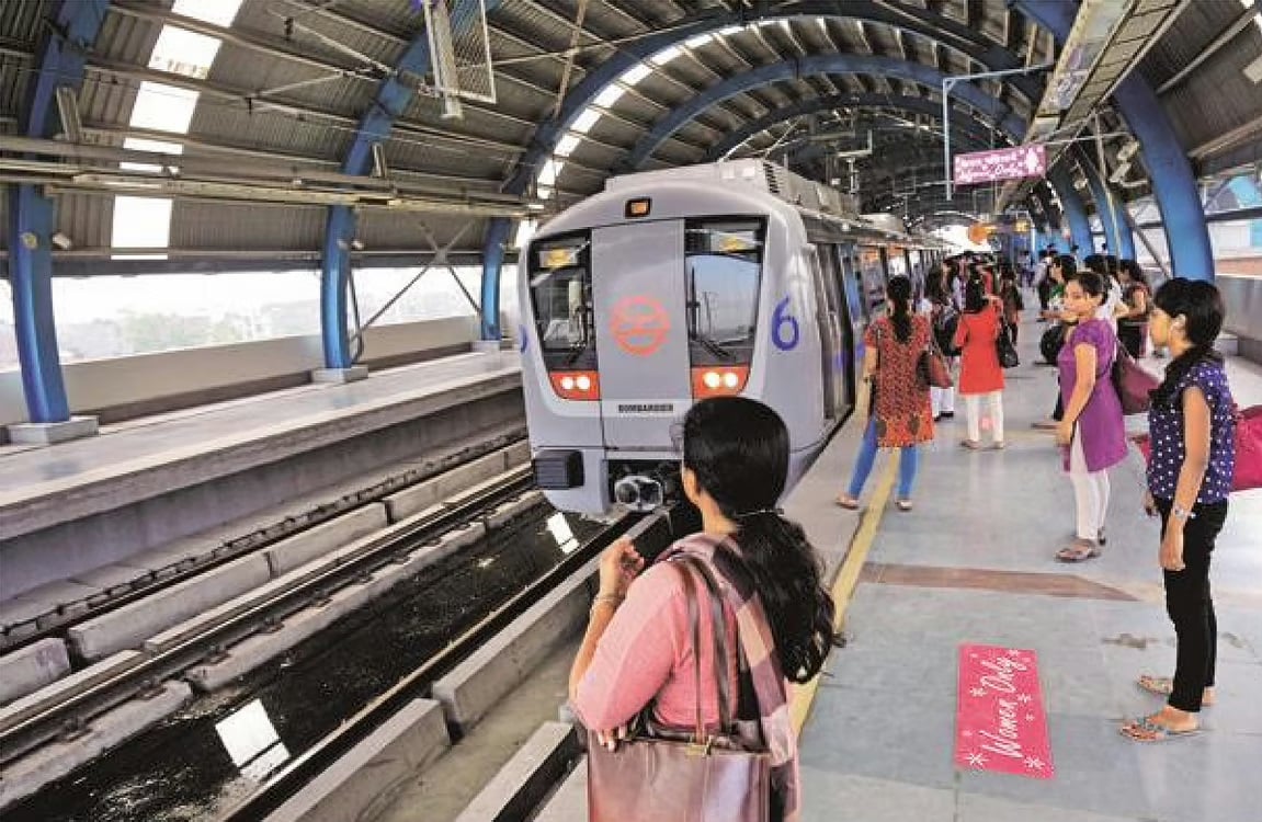Saree stuck in Delhi Metro gate, woman dies, children become orphans