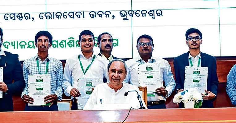 Sarkari Naukri: Naveen Patnaik handed over appointment letters to 482 teachers, said to use IT in education