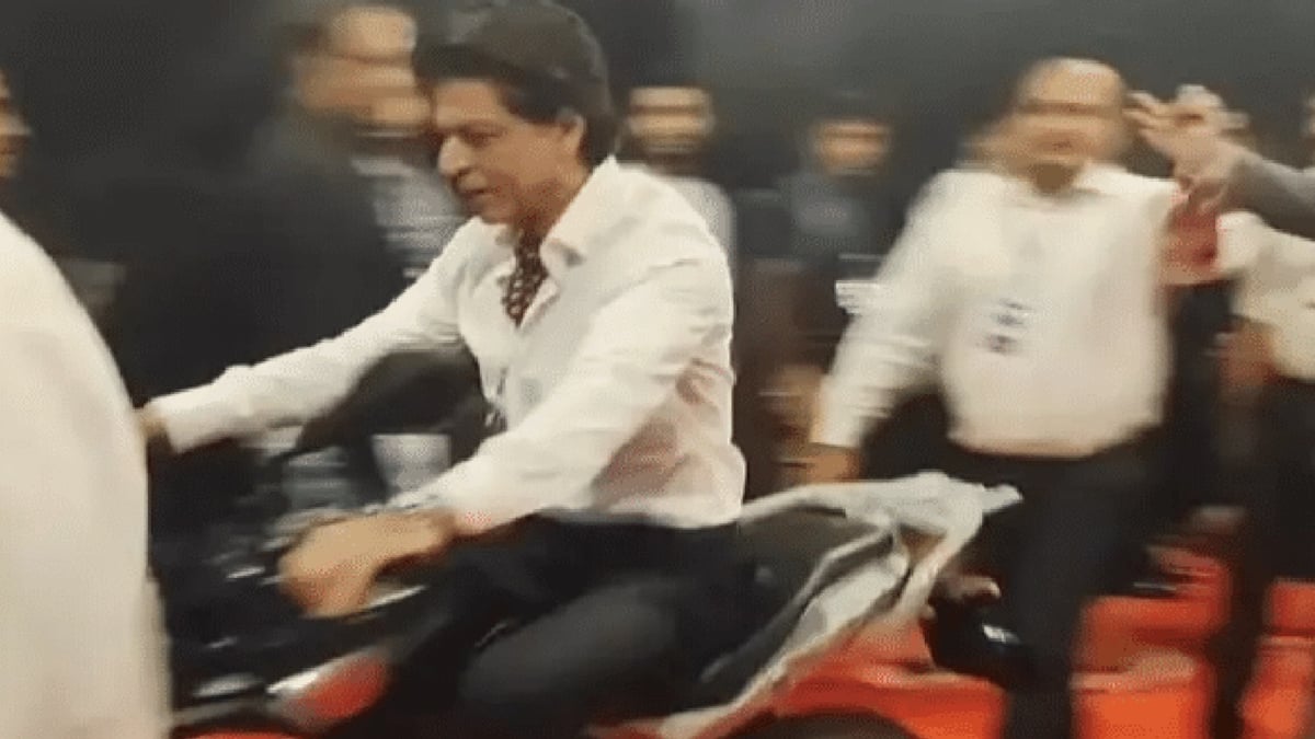 Shahrukh Khan's Honda bike is a hit like Dunki movie, watch its performance while sitting in the cinema hall.