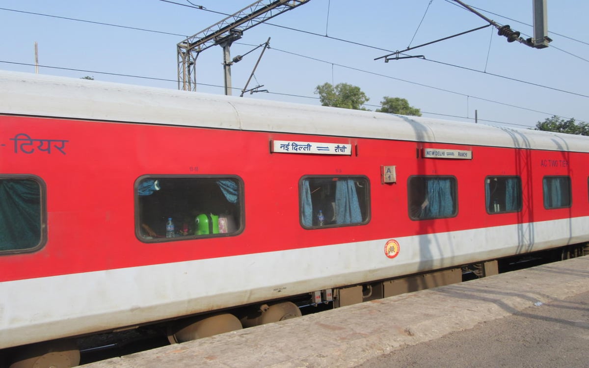 Stale food found in Ranchi-New Delhi Rajdhani train, passengers complain