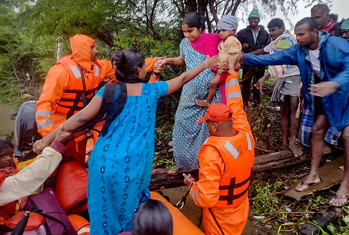 Tamil Nadu: Rescue of stranded railway passengers is being done by helicopter, Meteorological Department alert, there will be heavy rain today also!