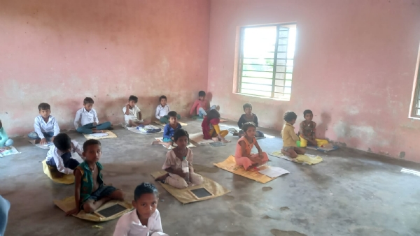 The environment of government school has changed, the picture has not changed, children are forced to bring bags and chattis to sit in Saharsa.