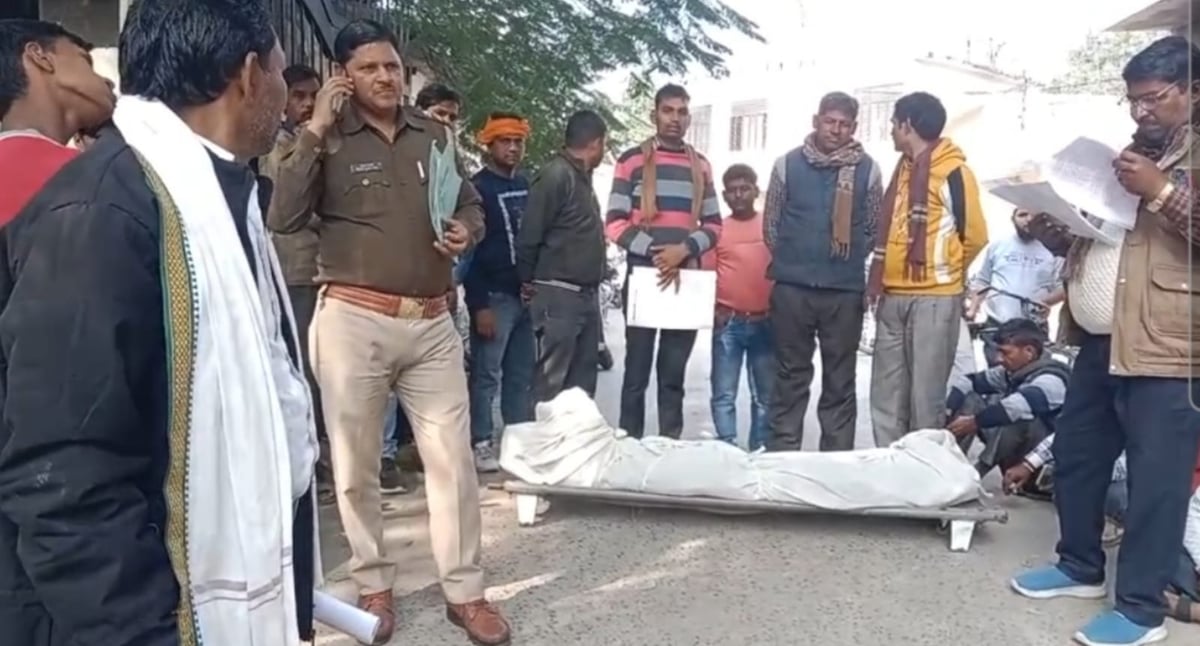 UP News: Farmer jumped in front of train after tube well connection was cut, protested by keeping dead body in electricity department premises