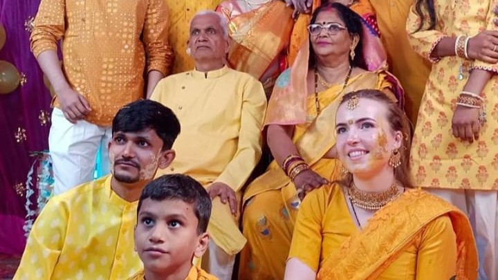 UP News: Gabriela from Netherlands got married to Hardik from Fatehpur, foreign bride danced a lot in Haldi.