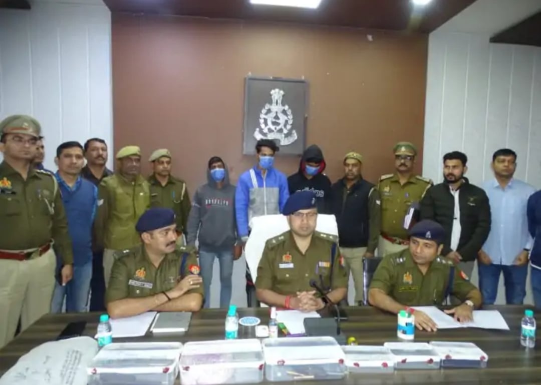 UP News: Three criminals who robbed a jewelery shop arrested, one absconding