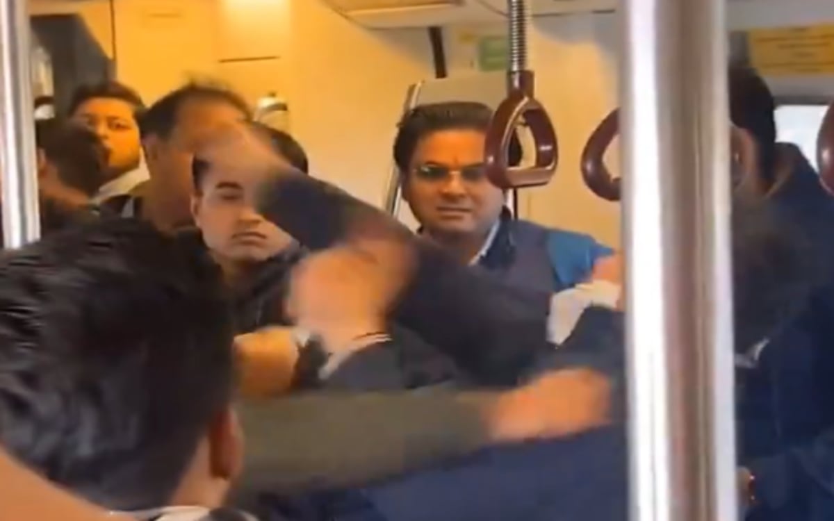 Viral Video: 'Two boxers' fight inside Delhi Metro, when people saw it they said - 'Send the Olympics'